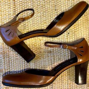 NWOT ETIENNE AIGNER s7 brwn leather heels Cute cut out detail at ankle strap